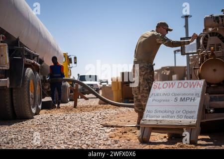 Der Senior Airman Owen Tucker der US Air Force, 724th Expeditionary Air Base Squadron, Wartungstechniker für Wasser- und Kraftstoffsysteme, aktiviert eine Kraftstoffpumpe während einer Lieferung auf der Air Base 201, Niger, 15. Januar 2024. WFMS verwaltet die Brennstoffversorgung für die Stromgeneratoren und wartet die Infrastruktur, um die Einsatzbereitschaft kritischer Aufklärungs-, Überwachungs- und Aufklärungsmissionen zu gewährleisten. Stockfoto