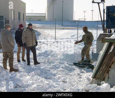 Colonel Kenneth McGhee, 91st Missile Commander, bietet Mitgliedern des Außenministeriums am 18. Januar 2024 eine Tour durch die Trainingsstarteinrichtung Uniform-01 auf der Minot Air Force Base, North Dakota. Während der Tour zeigte und erklärte McGhee die Mechanik der Schließtür des Trägerlagers und wie sie einen Minute man III schützt und gleichzeitig die Fähigkeit hatte, sich schnell zu öffnen. Stockfoto