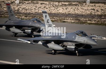 Zwei F-16 Fighting Falcons Taxis der US Air Force während der Übung Ballast Cannon 24,3 an einem unbekannten Ort innerhalb des US Central Command Area of Responsibility, 10. Januar 2024. Die Expeditionsfähigkeit der US-Luftwaffe ermöglicht es den USA und den Koalitionstruppen, innerhalb des Verantwortungsbereichs des US-Zentralkommandos schnell glaubwürdige, kampfbereite Streitkräfte aufzubauen, um gegnerische Angriffsdrohungen proaktiv abzuschrecken und, falls nötig, mit wirksamer und überwältigender Gewalt zu reagieren. Stockfoto