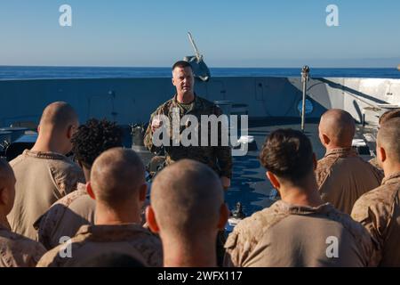 Captain Robert Flahive, der stellvertretende Stabrichter der 15. Marine Expeditionary Unit, übergibt den Marines, die der Charlie Company, Bataillon Landing Team 1/5, 15. MEU, an Bord des amphibischen Transportdocks USS Somerset (LPD 25) im Pazifischen Ozean zugeteilt sind, einen Auftrag über die Einsatzregeln. Januar 2024. Die 15. MEU ist derzeit an Bord der Boxer Amphibious Ready Group, die integrierte Trainings- und Routineoperationen in der 3. US-Flotte durchführt. Stockfoto