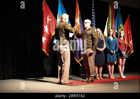 Left, Generalleutnant Scott D. Berrier, Direktor der Verteidigungsnachrichtenagentur, vervollständigt den Amtseid für den neu beförderten Generalmajor Richard T. Appelhans, das Exzellenzzentrum der U.S. Army und den kommandierenden General von Fort Huachuca. während seine Frau Shannon und seine Töchter Katie und Elizabeth während seiner Beförderungszeremonie am 3. Januar in Fort Huachuca, Arizona, zuschauen. Stockfoto