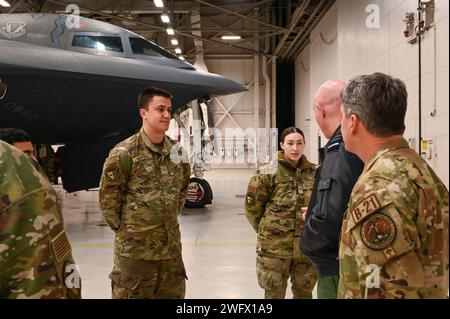 Royal Air Force Air Marshal Harvey Smyth, Air and Space Commander, und Generalmajor Jason Armagost, 8th Air Force und Commander des Joint-Global Strike Operations Center, diskutierte die Fähigkeiten des B-2 Spirit Stealth Bombers mit Airmen der 509th Maintenance Squadron auf der Whiteman Air Force Base, Mo., 9. Januar 2023. Die revolutionäre Mischung aus niedrig beobachtbaren Technologien mit hoher aerodynamischer Effizienz und großer Nutzlast verleiht dem B-2 wichtige Vorteile gegenüber vorhandenen Bombern. Stockfoto