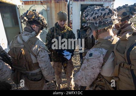 US-Marines und Seeleute, die der 15. Marine Expeditionary Unit zugeteilt sind, erhalten ein Update der Geheimdienstsammlungen vor einer Patrouille auf San Clemente Island, Kalifornien, am 10. Januar 2024. Die Marines patrouillierten auf einer Expeditionsbasis, die eingerichtet wurde, um Bedrohungen in der Nähe zu erkennen und das Bewusstsein für maritime Domänen während des integrierten Trainings der 15. MEU mit der Boxer Amphibious Ready Group zu stärken. Expeditionäre Advanced Base Operations sind eine Form der Expeditionskrieg, die es den Marines ermöglicht, von strengen Standorten an Land oder Küste innerhalb des potenziell umstrittenen mar aus zu operieren Stockfoto