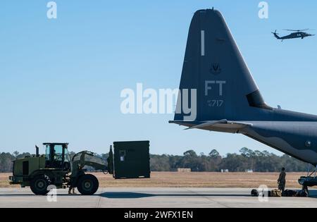 Die der 71st Rescue Generation Squadron zugeteilten Luftwaffenflugzeuge bereiten sich darauf vor, Fracht auf einen HC-130J Combat King II zu laden, bevor sie am 10. Januar 2024 von der Moody Air Force Base, Georgia, zur Red Flag 24-1 aufbrechen. Red Flag ist ein jährlich stattfindendes Kampftraining in Nellis AFB, Nevada. Stockfoto