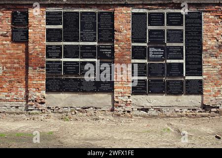 Warschau, Polen - 7. August 2023. Gedenktafeln an der Mauer des jüdischen Friedhofs in der Okopowa-Straße in Warschau, Polen Stockfoto