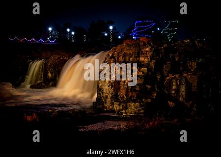 Sioux Falls Park: Wegweiser mit Weihnachtsbeleuchtung im Winter Stockfoto