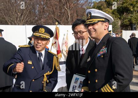 240107-N-OG286-1384 AYASE, Japan (7. Januar 2023) – Kapitän Nicolas Leclerc, Befehlshaber der Marineflugfazilität Atsugi, begrüßt Koyata Tsutomu, den Bürgermeister der Stadt Yamato, während der Neujahrszeremonie der 60. Yamato Feuerwehr im Hikichidai Park Reiwa Square. NAF Atsugi unterstützt die Kampfbereitschaft von Commander, Fleet Air Western Pacific, Commander, Carrier Air Wing FIVE (CVW) 5, Helicopter Maritime Strike Squadron (HSM) 51 und 23 weiteren Pächterkommandos und bietet logistische Unterstützung, Koordination und Dienste für Einheiten, die dem Westpazifik zugewiesen sind. Stockfoto