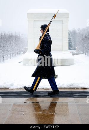 Ein Soldat der US-Armee des 4. Bataillons, 3. US-Infanterieregiment (The Old Guard), steht am Grab des Unbekannten Soldaten auf dem Arlington National Cemetery, VA, inmitten eines Schneesturms am 19. Januar 2024. Das Grab des unbekannten Soldaten wird 24 Stunden am Tag, sieben Tage die Woche beobachtet. Stockfoto