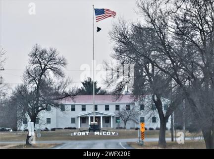 Die amerikanische Flagge auf dem Garnison-Fahnenmast ist am 2. Januar 2024 in Fort McCoy, Wiss, zu sehen. Fort McCoy liegt im Herzen des oberen Mittleren Westens und ist die einzige Einrichtung der US-Armee in Wisconsin. Die Anlage hat seit 1984 fast jedes Jahr Unterstützung und Einrichtungen für die vor- und Unterrichtsausbildung von mehr als 100.000 Militärangehörigen aus allen Diensten bereitgestellt. Erfahren Sie mehr über Fort McCoy online unter https://home.army.mil/mccoy, im Defense Visual Information Distribution System unter https://www.dvidshub.net/fmpao, auf Facebook unter „ftmccoy“ und auf Twitter unter „usagmccoy“. Stockfoto