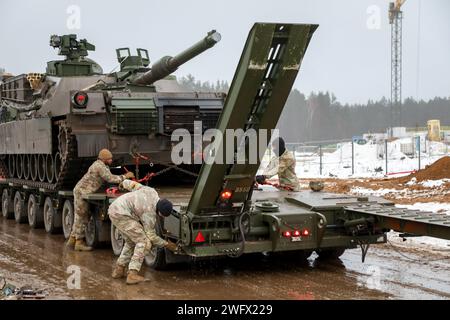 Soldaten der US-Armee, die der C-Kompanie, dem 87. Division Nachhaltigkeitsbataillon, der 3. Division Nachhaltigkeitsbrigade, zugewiesen wurden, entladen einen M1 Abrams-Panzer aus dem M1302-Anhänger, Teil des verbesserten Schwerlasttransportersystems, nachdem er den Panzer zurück zum 2. Panzerbrigade-Kampfteam in Pabrade, Litauen, gebracht hatte. 2024. Die Mission der 3rd Infantry Division in Europa besteht darin, multinationale Schulungen und Übungen auf dem gesamten Kontinent durchzuführen und gemeinsam mit NATO-Verbündeten und regionalen Sicherheitspartnern die glaubwürdigen Kampftruppen für das V Corps, das vorwärtsstationierte amerikanische Korps, bereitzustellen. Stockfoto