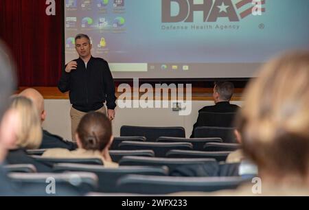 240119-N-KC192-1016 PORTSMOUTH, Virginia (19. Jan. 2024) Hauptkrankenhauskorpsman Jeffrey Tabor, der hochrangige Anführer, der der Reserve-Komponente Naval Medical Forces Atlantic (NMFL) zugeteilt wurde, exekutivbeamte und hochrangige Führungspersönlichkeiten zu den angesprochenen Angelegenheiten während einer jährlichen Führungssynchron der Reserve an Bord der NSA Hampton Roads - Portsmouth Annex, 19. Januar 2024. Die Synch-Gruppe umfasste Schulungen und Mentoringmöglichkeiten für potenzielle Anführer und Führungskräfte sowie ihre leitenden Führungskräfte in der gesamten Region und zur Sicherstellung von Alignmen Stockfoto