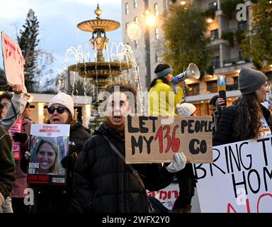 Jerusalem, Israel. Februar 2024. Demonstranten halten Schilder und Fotos israelischer Geiseln am 118. Tag ihrer Gefangenschaft durch die Hamas in Gaza bei einer Demonstration, die ihre Freilassung in Jerusalem am Donnerstag, den 1. Februar 2024 fordert. Der israelische Premierminister Benjamin Netanjahu sagte, er werde nicht hochkarätige Hamas-Gefangene befreien oder den Krieg mit der Hamas stoppen, um die 136 Geiseln in Gaza zu befreien. Foto: Debbie Hill/ Credit: UPI/Alamy Live News Stockfoto