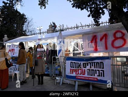 Jerusalem, Israel. Februar 2024. Demonstranten halten Schilder und Fotos israelischer Geiseln am 118. Tag ihrer Gefangenschaft durch die Hamas in Gaza bei einer Demonstration, die ihre Freilassung in Jerusalem am Donnerstag, den 1. Februar 2024 fordert. Der israelische Premierminister Benjamin Netanjahu sagte, er werde nicht hochkarätige Hamas-Gefangene befreien oder den Krieg mit der Hamas stoppen, um die 136 Geiseln in Gaza zu befreien. Foto: Debbie Hill/ Credit: UPI/Alamy Live News Stockfoto