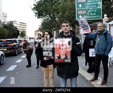 Jerusalem, Israel. Februar 2024. Demonstranten halten Schilder und Fotos israelischer Geiseln am 118. Tag ihrer Gefangenschaft durch die Hamas in Gaza bei einer Demonstration, die ihre Freilassung in Jerusalem am Donnerstag, den 1. Februar 2024 fordert. Der israelische Premierminister Benjamin Netanjahu sagte, er werde nicht hochkarätige Hamas-Gefangene befreien oder den Krieg mit der Hamas stoppen, um die 136 Geiseln in Gaza zu befreien. Foto: Debbie Hill/ Credit: UPI/Alamy Live News Stockfoto