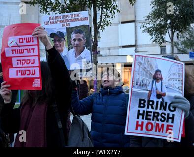 Jerusalem, Israel. Februar 2024. Demonstranten halten Schilder und Fotos israelischer Geiseln am 118. Tag ihrer Gefangenschaft durch die Hamas in Gaza bei einer Demonstration, die ihre Freilassung in Jerusalem am Donnerstag, den 1. Februar 2024 fordert. Der israelische Premierminister Benjamin Netanjahu sagte, er werde nicht hochkarätige Hamas-Gefangene befreien oder den Krieg mit der Hamas stoppen, um die 136 Geiseln in Gaza zu befreien. Foto: Debbie Hill/ Credit: UPI/Alamy Live News Stockfoto