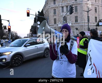 Jerusalem, Israel. Februar 2024. Ein Demonstrant fordert die Freilassung israelischer Geiseln am 118. Tag ihrer Gefangenschaft durch die Hamas in Gaza bei einer Demonstration in Jerusalem am Donnerstag, 1. Februar 2024. Der israelische Premierminister Benjamin Netanjahu sagte, er werde nicht hochkarätige Hamas-Gefangene befreien oder den Krieg mit der Hamas stoppen, um die 136 Geiseln in Gaza zu befreien. Foto: Debbie Hill/ Credit: UPI/Alamy Live News Stockfoto