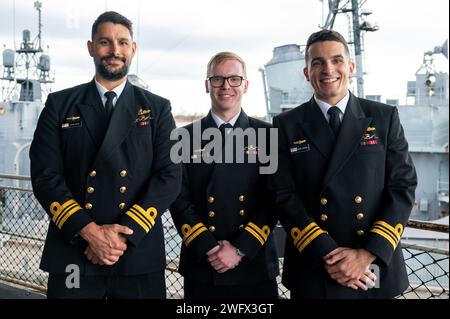 Royal Australian Navy Lt. Commander. Adam Klyne (links), Lt. William Hall (Mitte) und Lt. Commander. James Heydon (rechts), US Navy's Nuclear Power Training Unit - Charleston graduates, posiert für ein Foto an Bord der USS Yorktown (CV 10) im Patriots Point Naval and Maritime Museum in Mt. Pleasant, South Carolina, 12. Januar 2024. Die Nuclear Power Training Unit ist eine technische Schule, die Offiziere, Seeleute und Zivilisten für den Betrieb und die Wartung von Überwasserschiffen und U-Booten an Bord ausbildet. Stockfoto