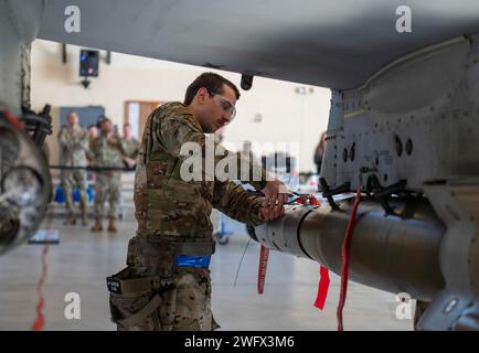 Aaron Bowie, Mitglied der 74th Fighter Generation Squadron Load Crew, arbeitet am Laden von Waffen auf einem A-10C Thunderbolt II auf der Moody Air Force Base, Georgia, 5. Januar 2024. Die Waffenverladung war ein Wettkampf zwischen den Crews der 74. Und 75. Kampfgeneration. Stockfoto