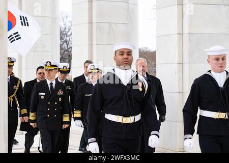 (Von links nach rechts) Leiter der Marineoperationen für die Republik Korea ADM. Yang Yong-Mo, Stellvertretender Leiter der Marineoperationen für Personal, Personal und Ausbildung der US-Marine, ADM. Rick Cheeseman, und der stellvertretende Stabschef des Arlington National Cemetery, Bob Quackenbush, spazieren durch das Memorial Amphitheater auf dem Arlington National Cemetery, Arlington, Virginia, 30. Januar 2024. Yong-Mo war beim ANC, um an einer Zeremonie der Navy Full Honors Wreath am Grab des unbekannten Soldaten teilzunehmen. Stockfoto