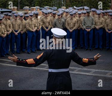 Major Jesse J. Dorsey verabschieden sich nach einer Entlastung und Ernennungszeremonie im MBW am 29. Januar 2024 einer Gruppe von Marines. Major Jimmy F. Richard, der Sgt Major Jesse J. Dorsey entließ und 2001 in das Marine Corps eintrat, entsandte und nahm an zahlreichen Operationen Teil, absolvierte acht Zyklen als Bohrlehrer und diente kürzlich als Major der Rekrutierungsstation Jacksonville, FL. Stockfoto