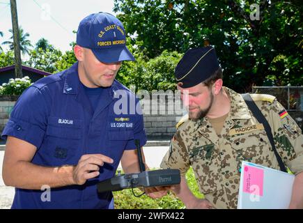 US. Küstenwache Lt. j.g. Whip Blacklaw aus Olympia, Washington, links, hält im Rahmen der Pazifikpartnerschaft 2024 an Lt. Robert Haedicke, rechts, eine Ausbildung zum Betrieb einer Drohne vom Controller, während einer Ausbildung zur humanitären Hilfe und einer Drohnendemonstration in Chuuk, Föderierte Staaten von Mikronesien, im Rahmen der Pazifikpartnerschaft, Januar 2024. Die Pazifikpartnerschaft, die sich jetzt in ihrer 19. Auflage befindet, ist die größte multinationale humanitäre Hilfe- und Katastrophenvorsorgemission im Indopazifik und arbeitet an der Verbesserung der regionalen Interoperabilität und der Katastrophenbewältigungskapazitäten Stockfoto