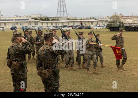 Major Eric Smack, der scheidende Sergeant Major des 3. Landungsunterstützungsbataillons, Combat Logistics Regiment 3, 3. Marine Logistics Group, und Major Christophe Stoudemayer, links, der kommende Sergeant Major der 3. LSB, grüßt die Marines, während der 3. LSB einen Pass und eine Überprüfung während einer Entlastungs- und Ernennungszeremonie in Camp Foster, Okinawa, Japan, am 17. Januar 2024 durchführte. Die Entlastungs- und Ernennungszeremonie war die offizielle Übertragung der Verantwortung vom vorherigen Bataillon Sergeant Major, Major Eric Smack, auf den neuen Bataillon Sergeant Major, S. Stockfoto