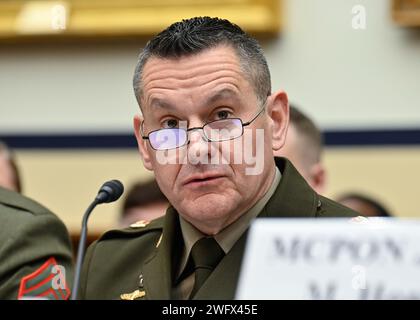 Major der Armee Michael R. Weimer sagt vor dem Quality of Life Panel des House Armed Services Committee auf dem Capitol Hill in Washington, D.C. aus, 31. Januar 2024. Stockfoto
