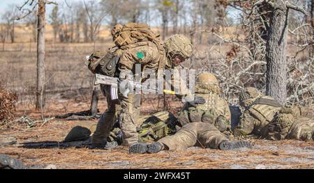 Britische Armee Fallschirmjäger, die dem 2. Zug, der Charlie Company, dem 3. Bataillon Fallschirmregiment, der 16. Luftangriffbrigade, zugewiesen sind, führen eine leere Feuerübung während der Operation Devil Strike auf Fort Liberty, North Carolina, am 29. Januar 2024 durch. Operation Devil Strike ist die letzte Trainingsübung des BCT vor dem Besuch des Joint Readiness Training Center in Fort Johnson, Louisiana, um sich als globale Eingreiftruppe der Division zu qualifizieren, um innerhalb von 18 Stunden überall auf der Welt zu springen, zu kämpfen und zu gewinnen. Die britische Armee und die 82. Luftlandedivision Fallschirmjäger nahmen an der Operation Devil Strike Teil Stockfoto