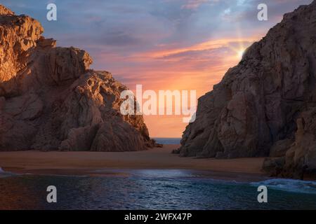 Wunderschöner Abendhimmel über Land's End und Strand, Meer von Cortez in Cabo San Lucas, Mexiko Stockfoto