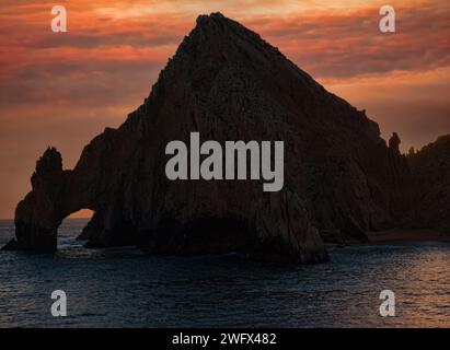 Landende bei Sonnenuntergang, natürlicher Felsbogen und das Meer von Cortez. Stockfoto