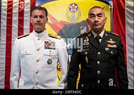 John C. Aquilino, Befehlshaber des Indo-Pazifik-Kommandos der Vereinigten Staaten, schließt sich General Chalermphon Srisawasdi, dem ehemaligen Verteidigungsschef der Royal Thai Armed Forces (RTARF), bei einer Zeremonie an, um ihm die Verdienstlegion am 18. Januar 2024 in Bangkok zu überreichen. Die Legion of Merit ist die höchste Auszeichnung, die die USA einem ausländischen Führer verleihen können; sie ist für Personen reserviert, die außergewöhnlich verdienstvolles Verhalten bei der Erbringung herausragender Dienste gezeigt haben. USINDOPACOM setzt sich dafür ein, die Stabilität in der indopazifischen Region durch die Förderung der Sicherheitszusammenarbeit, die Förderung der friedlichen Entwicklung, die Förderung der Re zu verbessern Stockfoto