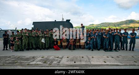 230928-N-VC599-1004 US-MARINESTÜTZPUNKT GUAM (28. September 2023) Seeleute des U-Boots der Los Angeles-Klasse USS Annapolis (SSN 760) und des U-Boots der Republik Korea Sonwonil-Klasse ROKS Jeong Ji (SS 073) posieren für ein Gruppenfoto, nachdem das U-Boot am 28. September 2023 auf der US-Marinestützpunkt Guam angekommen ist. Annapolis ist eines von mehreren U-Booten, die dem Commander, U-Boot Squadron (CSS) 15 zugewiesen sind. Annapolis ist in der Lage, verschiedene Missionen zu unterstützen, einschließlich Anti-U-Boot-Kriegsführung, Anti-Schiff-Kriegsführung, Streikkrieg, Geheimdienst, Überwachung und Aufklärung. Stockfoto