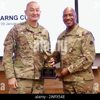 Eric Smith, Kommandeur der 34th Division Sustainment Brigade, erhielt den Staff Eagle, der von Juli 2022 bis September 2023 als stellvertretender Staff Chief of Staff for Logistics (G4) im Joint Force Headquarters der Illinois National Guard diente. Smith wird noch in diesem Monat mit dem Hauptquartier seiner Brigade stationieren. Generalmajor Rodney Boyd, stellvertretender Adjutant General - Army für die Illinois National Guard und Kommandeur der Illinois Army National Guard, präsentierte Smith den Adler im Update Brief On des Illinois Army National Guard Commander Stockfoto