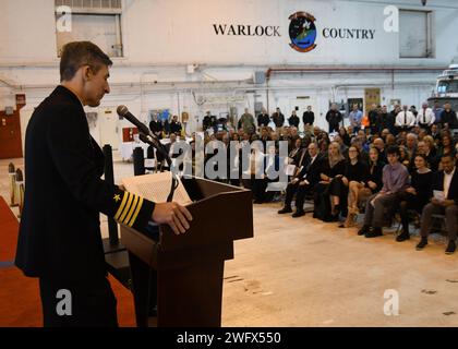 NAS PATUXENT RIVER, Maryland (10. Januar 2024) – der ausgehende Kommandant des NAS Patuxent River, Captain Derrick Kingsley, spricht vor den Zuschauern bei der Zeremonie zum Kommandowechsel am NAS Patuxent River am 10. Januar. Captain Douglas Burfield übernahm das Kommando über die Flugstation von Kingsley, der nach 27 Jahren Marinedienst in den Ruhestand ging. Stockfoto