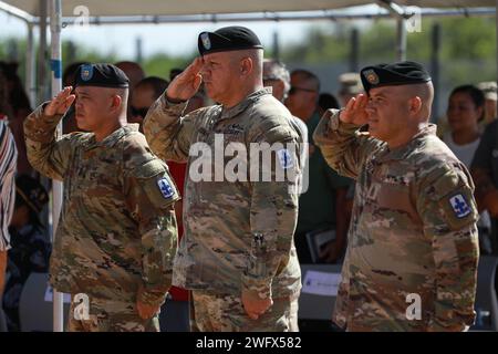 Oberst Major Shon K. Antolin, links, ausscheidender Kommandant Major des 29. Infanterie Brigade Combat Teams (IBCT), Hawaii Army National Guard, Oberst David T. Hatcher, Kommandeur des 29. IBCT und Kommandochef Major Brandon I. Kumalae, der ankommende Kommandokommandant Major des 29. IBCT, grüßt die Flagge während der 29. IBCT-Zeremonie zum Wechsel der Verantwortung, Kapolei, Hawaii, 7. Januar 2024. Die Zeremonie zum Wechsel der Verantwortung ist eine altehrwürdige Tradition innerhalb der Armee, die an den Verzicht auf die Verantwortung erinnert, indem sie die Farben der Einheit von einer leitenden Nichtkommission übergab Stockfoto