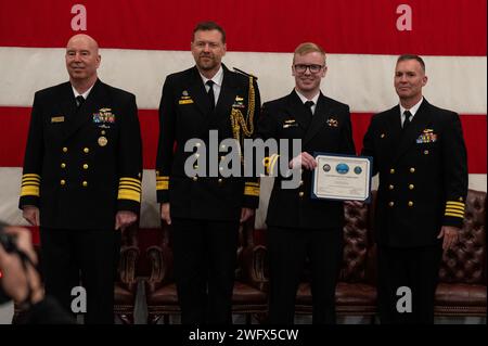 William Hall (zweiter von rechts), Student der U.S. Navy Nuclear Power Training Unit (Charleston), erhält sein Abschlusszeugnis von der Führung der U.S. Navy und der Royal Australian Navy während einer Zeremonie an Bord der USS Yorktown (CV 10) im Patriots Point Naval and Maritime Museum in Mt. Pleasant, South Carolina, 12. Januar 2024. Während der Zeremonie absolvierten die ersten drei Offiziere der Royal Australian Navy die Schule und markierten damit einen wichtigen Schritt in Australiens Ziel, konventionell bewaffnete, nuklear angetriebene U-Boote zu betreiben. Stockfoto