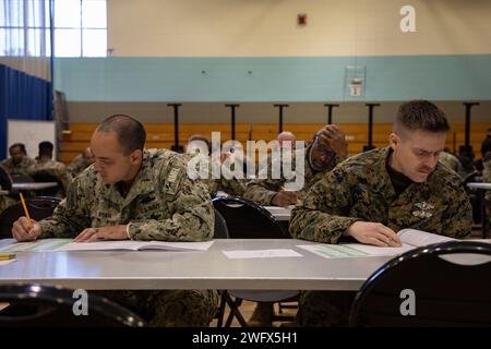 240118-N-KC192-1072 PORTSMOUTH, Virginia (18. Jan. 2024) Krankenhaus-Korpsman 1. Klasse Nicholas Brown, ein Ausbildung und Verwaltung von Reserve Sailor, der den Naval Medical Forces Atlantic (NMFL) zugewiesen ist, und Hospital Corpsman 1st Class Jonathan Waters, dem 2. medizinischen Bataillon zugewiesen, nehmen die E-7 Navy-weite Advancement Exam in der Basis-Turnhalle an Bord der Naval Support Activity (NSA) Hampton Roads - Portsmouth Annex, 18. Januar 2024. Die einmal jährlich stattfindende Prüfung bewertet die von den Chefbeamten vor der Einberufung der Auswahlausschüsse erwartete Ausbildung. Stockfoto