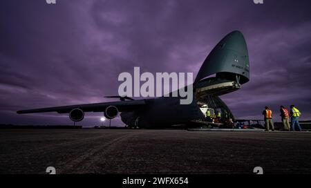 US-Luftstreitkräfte, die der 9. Airlift Squadron zugeordnet sind, und Lockheed Martin Crew-Mitglieder entladen einen Geostationären Operational Environmental Satellite der National Oceanic and Atmospheric Administration von einer C-5M Super Galaxy der US Air Force im Kennedy Space Center auf Merritt Island, Florida, 23. Januar 2024. Die neunte AS-Flugbesatzung transportierte den neuesten Wettersatelliten der NOAA, GOES-U, von der Buckley Space Force Base in Colorado zum Kennedy Space Center und nutzte seine überdimensionale Tragfähigkeit als größtes Mobilitätsflugzeug im Bestand der Air Force. GOES-U kann Unwetter überwachen und volc identifizieren Stockfoto