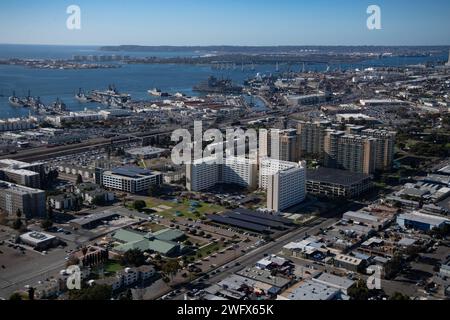 240104-N-EV253-1484 SAN DIEGO, Kalifornien (4. Januar 2024) – ein Luftbild der Marinebasis San Diego in San Diego, CA. Das Foto wurde von einem MH-60S Seahawk Helicopter der US Navy aufgenommen, der den Merlins der Helicopter Sea Combat Squadron (HSC) 3 zugeordnet ist. Stockfoto