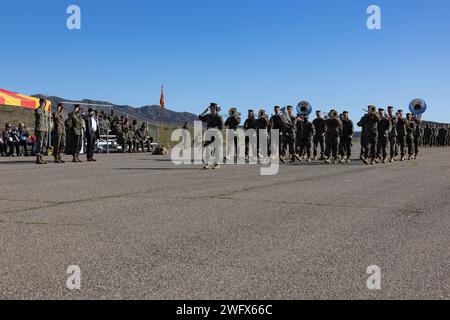 Die 1st Marine Division Band marschiert während einer Überprüfung im Rahmen einer Zeremonie zum Kommandowechsel im Marine Corps Base Camp Pendleton, Kalifornien, 11. Januar 2024. Während der Zeremonie übergab Lt. Col. Bart P. Lambert das Kommando über das 3. Bataillon, 1. Marineregiment, 1. MARDIV, an Lt. Col. Jonathon T. Frerichs. Stockfoto