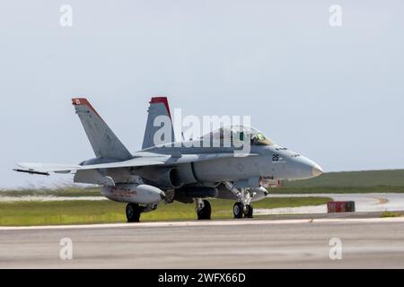 Ein F/A-18D Hornet-Flugzeug des U.S. Marine Corps mit der Marine Fighter Attack Squadron (VMFA) 232 fährt nach der Landung auf der Andersen Air Force Base, Guam, 19. Januar 2024. Die VMFA-232 reiste von der Marine Corps Air Station Iwakuni, Japan, nach Guam, als Teil ihres Aviation Training Relocation Program, um mit Verbündeten und Partnern zu trainieren und die Kampfbereitschaft des Geschwaders zu verbessern. Stockfoto