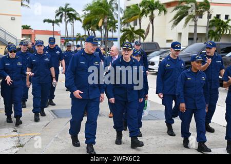 Vertreter der Führung der Homeland Security Task Force-Southeast Unified Command trafen sich mit Führungskräften des US-Gesundheitsministeriums und des Büros des Assistant Secretary for Health, um die Operation Vigilant Sentry Pose über irreguläre Migration zu diskutieren. humane Betreuung von Migranten und andere Initiativen zur maritimen Sicherheit in der Küstenwache Miami Beach, Florida, 8. Januar 2024. Dr. Rachel Levine, M.D., Assistant Secretary for Health, Rear ADM. Denise Hinton, Stellvertretende Chirurgin General und Dr. Herbert Wolfe, Stellvertretender Direktor des Büros für Gesundheitssicherheit und Acting Chi Stockfoto