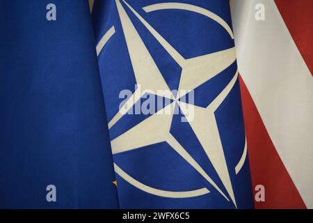 NATO- und EU-Flagge sind in Warschau, Polen, am 1. Februar 2024 im Kabinett des Premierministers zu sehen. Stockfoto