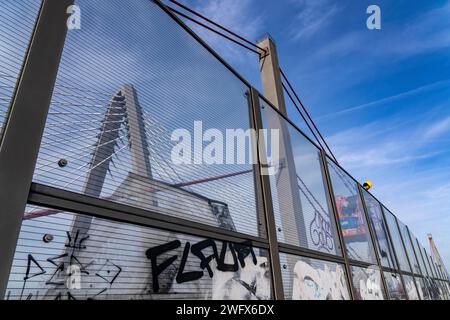 Demontage, Abriss der alten A1-Brücke bei Leverkusen, Lärmschutzwände, daneben der Neubau der Autobahnbrücke der A1 Stockfoto