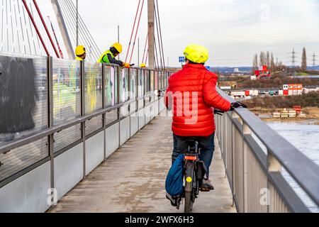 Demontage, Abriss der alten A1-Brücke bei Leverkusen, Lärmschutzwände, daneben der Neubau der Autobahnbrücke der A1 Stockfoto