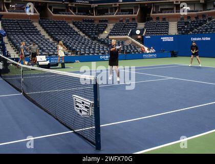 QUEENS, NY (2. September 2023) ADM Shoshana Chatfield, Capt. (Rev.) JoEllen Oslund spielt Tennis im Arthur Ashe Stadium. Die United States Tennis Association war Gastgeber von RADM Shoshana Chatfield, Kapitän (Rev.) JoEllen Oslund, Lt. Julia Baily und Lt. Audrey Mackovjak sowie Veteranen der Armee und der Marines beim 12. Jährlichen Lt. Joe Hunt Military Appreciation Day und zum Gedenken an 50 Jahre Frauen in der Marineflugzeuge. Lt. Hunt, der 1943 die US-Staatsangehörigen gewann, während er von der Navy beurlaubt war, wurde im Dienst getötet, als sein Kampfflugzeug 1945 in den Atlantik stürzte. Stockfoto