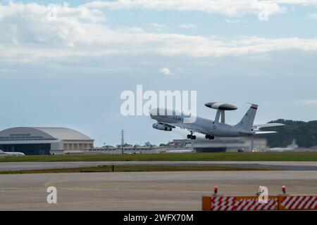 Ein E3 Sentry Airborne Frühwarn- und Kontrollflugzeug der US Air Force, das der 961. Airborne Air Control Squadron zugeordnet ist, startet am 17. Januar 2024 von der Fluglinie auf der Kadena Air Base in Japan. Die Radarsysteme der E-3 liefern Informationen, die den Verbündeten zur Durchführung von Missionen innerhalb des indopazifischen Raums notwendig sind. Stockfoto