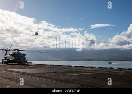 Ein CH-53E Super-Hengst mit einer AH-1 Super Cobra im Kopf, befestigt an der mittleren Marine Tiltrotor Squadron (VMM) 162 (verstärkt), 26. Marine Expeditionary Unit (Special Operations Capable), bereitet sich auf den Start während eines amphibischen Angriffs im Rahmen der 26. MEU(SOC) Übung „Odyssey Encore“, Volos, Griechenland, 8. Januar 2024 vor. Die 26. Marineexpeditionseinheit (Special Operations Capable) Marineflugzeug-Task Force zur Aufrechterhaltung der Bereitschaft der Marine Air-Ground Task Force verbessert die operativen Fähigkeiten der Einheit als Krisenreaktionstruppe des Tri-Geographic Combatant Command und Sofortreaktionstruppe des Gemeinsamen Stabes Fo Stockfoto