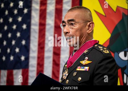 General Chalermphon Srisawasdi, ehemaliger Verteidigungschef der Royal Thai Armed Forces (RTARF), spricht, nachdem er am 18. Januar 2024 in Bangkok die Legion of Merit präsentiert hatte, die von John C. Aquilino, dem Kommandeur des Indo-Pazifik-Kommandos der Vereinigten Staaten, festgehalten wurde. Die Legion of Merit ist die höchste Auszeichnung, die die USA einem ausländischen Führer verleihen können; sie ist für Personen reserviert, die außergewöhnlich verdienstvolles Verhalten bei der Erbringung herausragender Dienste gezeigt haben. USINDOPACOM setzt sich dafür ein, die Stabilität in der indopazifischen Region durch die Förderung der Sicherheitszusammenarbeit, die Förderung der friedlichen Entwicklung und der Re zu verbessern Stockfoto