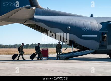 Luftwaffenflugzeuge der 71st Rescue Generation Squadrons laden Fracht auf einen HC-130J Combat King II auf der Moody Air Force Base, Georgia, 10. Januar 2024 zur Vorbereitung der Red Flag 24-1. Nach der Sturmevakuierung, 24 Stunden nachdem alles klar war, wechselten die Besatzungen nach Red Flag, um eine Vielzahl von Übungsszenarien durchzuführen, einschließlich defensiver Gegenluft, offensive Gegenluft-Unterdrückung feindlicher Luftverteidigungen und offensive Gegenluft-Luftsperre. Stockfoto